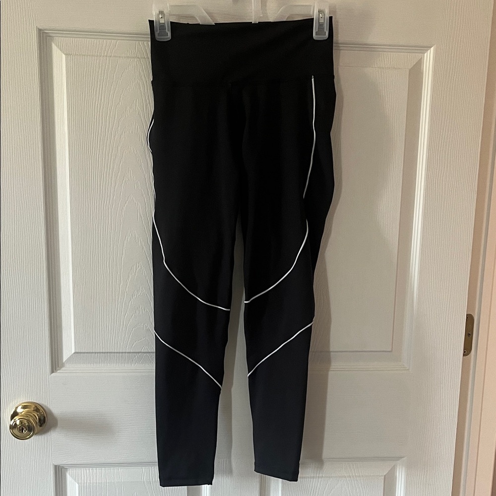 Women’s Adidas Black Activewear Leggings with White Piping Sz med